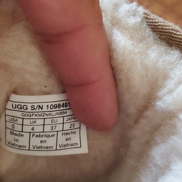 EUC Girls Ugg Boots - Picture 3 of 4